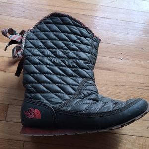 The north face dark green boots